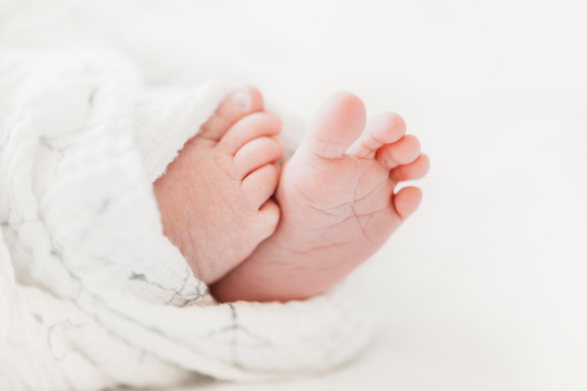 Newborn baby feet captured by Toronto newborn photographer during in-home lifestyle session.